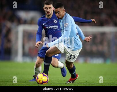 Gabriel Jesus (a destra) di Manchester City e Mateo Kovacic di Chelsea combattono per la palla durante la partita della Premier League a Stamford Bridge, Londra. Foto Stock