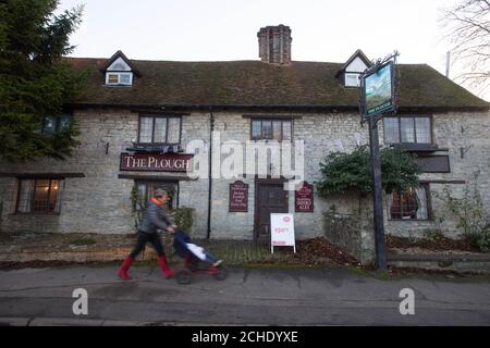 Embargo al 0001 Martedì dicembre 18 EDITORIALE UTILIZZARE SOLO UNA visione generale del Plough Inn nel villaggio di Marsh Gibbon, Aylesbury vale, Buckinghamshire. Il pub contiene una filiale dell'Ufficio postale, aperta da mezzogiorno alle 23.00 tra il martedì e la domenica, che lo rende la sosta perfetta per coloro che desiderano inviare carte e regali e godersi un po' di spirito natalizio allo stesso tempo. Foto Stock