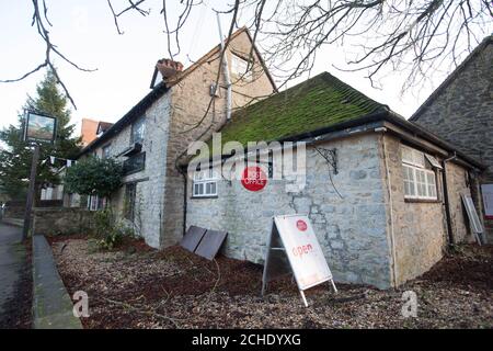 Una vista generale del Plough Inn nel villaggio di Marsh Gibbon, Aylesbury vale, Buckinghamshire. Il pub contiene una filiale dell'Ufficio postale, aperta da mezzogiorno alle 23.00 tra il martedì e la domenica, che lo rende la sosta perfetta per coloro che desiderano inviare carte e regali e godersi un po' di spirito natalizio allo stesso tempo. Foto Stock