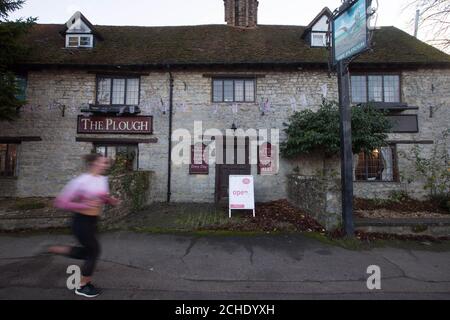 Embargo al 0001 Martedì dicembre 18 EDITORIALE UTILIZZARE SOLO UNA visione generale del Plough Inn nel villaggio di Marsh Gibbon, Aylesbury vale, Buckinghamshire. Il pub contiene una filiale dell'Ufficio postale, aperta da mezzogiorno alle 23.00 tra il martedì e la domenica, che lo rende la sosta perfetta per coloro che desiderano inviare carte e regali e godersi un po' di spirito natalizio allo stesso tempo. Foto Stock