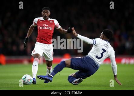 Ainsley Maitland-Niles di Arsenal (a sinistra) e Danny Rose di Tottenham Hotspur combattono per la palla durante la partita finale del quartiere della Carabao Cup allo Emirates Stadium di Londra. Foto Stock