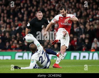 Il Lucas Moura di Tottenham Hotspur (a sinistra) blocca un colpo dalla battaglia di Henrikh Mkhitaryan dell'Arsenal durante la partita finale del quartiere della Carabao Cup all'Emirates Stadium di Londra. Foto Stock