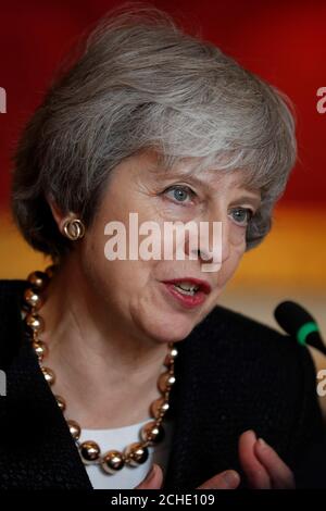 Il primo ministro Theresa May parla al primo ministro polacco Mateusz Morawiecki durante le consultazioni intergovernative Regno Unito-Polonia a Lancaster House, Londra. Foto Stock