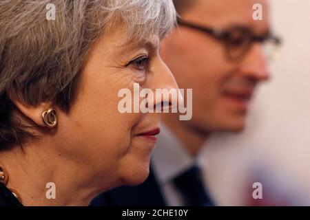 Il primo ministro Theresa May e il primo ministro polacco Mateusz Morawiecki ascoltano un coro durante le consultazioni intergovernative tra Regno Unito e Polonia a Lancaster House, Londra. Foto Stock