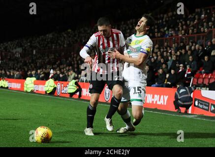 Il tempo di Norwich City Klose e l'Henrik Dalsgaard di Brentford durante la partita del campionato Sky Bet al Griffin Park, Londra. Foto Stock