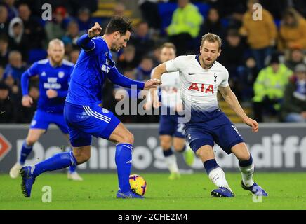 Sean Morrison della città di Cardiff (a sinistra) e Harry Kane della Tottenham Hotspur combattono per la palla durante la partita della Premier League al Cardiff City Stadium di Cardiff. Foto Stock