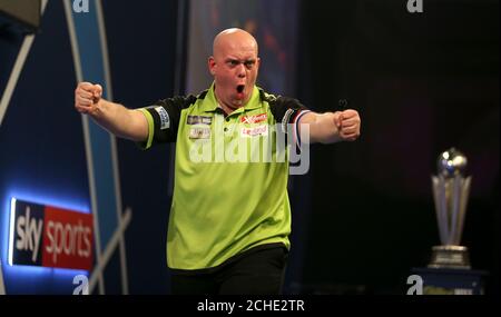 Michael Van Gerwen celebra la vittoria del sesto set per il 6-2 durante il sedicesimo giorno del William Hill World Darts Championships ad Alexandra Palace, Londra. Foto Stock