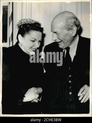 12 novembre 1957 - Londra, Inghilterra, Regno Unito - JUDY GARLAND e EARL ATTLEE condividono una battuta durante un Variety Club Luncheon. Garland è ospite d'onore al pranzo all'Hotel Savoy questo pomeriggio. (Credit Image: © Keystone Press Agency/Keystone USA via ZUMAPRESS.com) Foto Stock