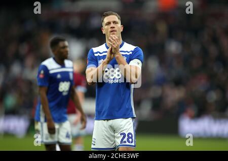 Michael Morrison di Birmingham applaude i fan dopo la sconfitta dopo la Coppa Emirates fa, terza partita allo stadio di Londra. Foto Stock