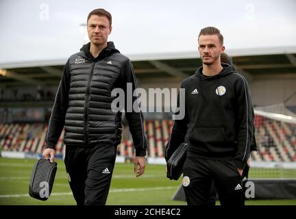 Jonny Evans di Leicester City (a sinistra) e James Maddison arrivano prima della Coppa Emirates fa, terza partita al Rodney Parade di Newport. Foto Stock