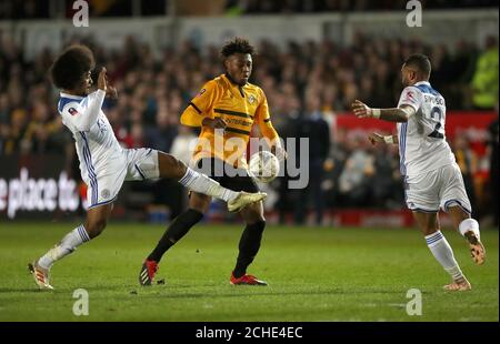 Antoine Semenyo (centro) della contea di Newport combatte con Hamza Choudhury (a sinistra) di Leicester City e Danny Simpson combatte per la palla durante la Coppa Emirates fa, terzo incontro al Rodney Parade, Newport. Foto Stock