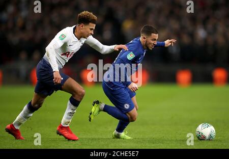 La DELE agli di Tottenham Hotspur (a sinistra) si incammina lungo l'Eden Hazard di Chelsea durante la Carabao Cup, partita semifinale a Wembley, Londra. Foto Stock