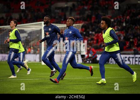 Da sinistra a destra, Andreas Christensen di Chelsea, Antonio Rudiger, Callum Hudson-Odoi e Willian si riscaldano prima della Carabao Cup, semifinale a Wembley, Londra. Foto Stock