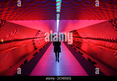 USO EDITORIALE SOLO Martine Basson interagisce con le mosse di colore di Rombout Frieling Lab all'annuale Canary Wharf Winter Lights Festival 2019, Londra. Foto Stock