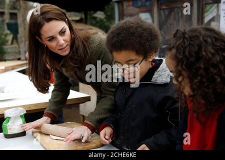 La Duchessa di Cambridge aiuta a fare la pizza durante una visita del re Enrico di camminare nel giardino di Islington, Londra per imparare circa un progetto di riunire la gente attraverso un amore condiviso di orticoltura. Foto Stock