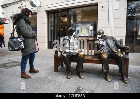 Le figure di Franklin D Roosevelt e Winston Churchill su gli alleati scultura in New Bond Street, Londra, che è stato soggetto ad atti vandalici con vernice bianca. Foto Stock