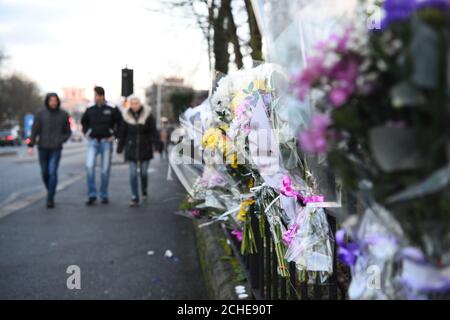 Tributi floreali sulla scena di Forest Road, a est di Londra, dove una donna di 21 anni è morta dopo essere stata colpita da una macchina della polizia che risponde a una chiamata del 999. Foto Stock