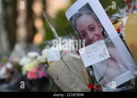 Tributi floreali sulla scena di Forest Road, a est di Londra, dove una donna di 21 anni è morta dopo essere stata colpita da una macchina della polizia che risponde a una chiamata del 999. Foto Stock