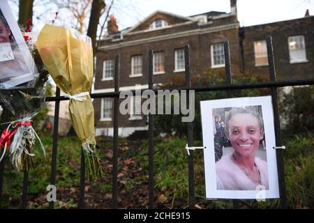 Tributi floreali e da foto sulla scena fuori dall'edificio YMCA Walthamstow in Forest Road, a est di Londra, dove una donna di 21 anni è morta dopo essere stata colpita da un'auto della polizia in risposta a una chiamata del 999. Foto Stock