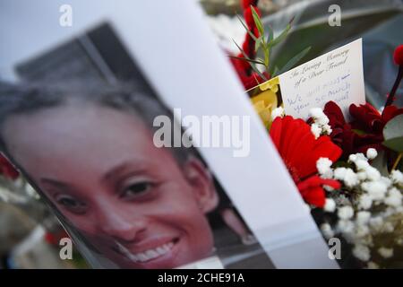 Tributi floreali sulla scena di Forest Road, a est di Londra, dove una donna di 21 anni è morta dopo essere stata colpita da una macchina della polizia che risponde a una chiamata del 999. Foto Stock