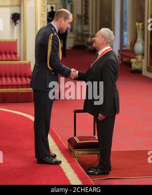 Lo storico e l'emittente Simon Schama viene insignito di una Knighthood dal Duca di Cambridge durante una cerimonia di investitura a Buckingham Palace, Londra. Foto Stock