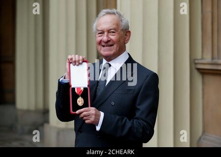 Storico e emittente Sir Simon Schama dopo aver ricevuto una Knighthood in una cerimonia di investitura a Buckingham Palace, Londra. Foto Stock