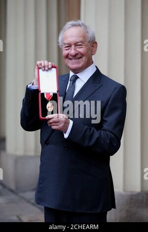 Storico e emittente Sir Simon Schama dopo aver ricevuto una Knighthood in una cerimonia di investitura a Buckingham Palace, Londra. Foto Stock