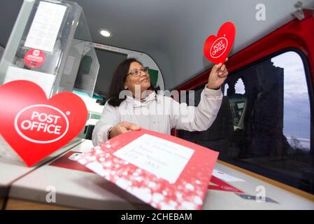 SOTTOPOSTO A EMBARGO PER il 0001 LUNEDÌ 11 FEBBRAIO, RESPONSABILE della filiale mobile dell'ufficio postale, Rekha Patel attende i clienti fuori dall'abbazia di Sweetheart vicino a Dumfries in Scozia, prima del ValentineÕs Day. Foto Stock