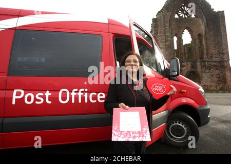 SOTTOPOSTO A EMBARGO PER il 0001 LUNEDÌ 11 FEBBRAIO, RESPONSABILE della filiale mobile dell'ufficio postale, Rekha Patel attende i clienti fuori dall'abbazia di Sweetheart vicino a Dumfries in Scozia, prima del ValentineÕs Day. Foto Stock