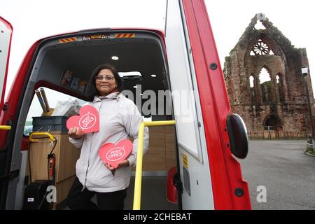 SOTTOPOSTO A EMBARGO PER il 0001 LUNEDÌ 11 FEBBRAIO, RESPONSABILE della filiale mobile dell'ufficio postale, Rekha Patel attende i clienti fuori dall'abbazia di Sweetheart vicino a Dumfries in Scozia, prima del ValentineÕs Day. Foto Stock