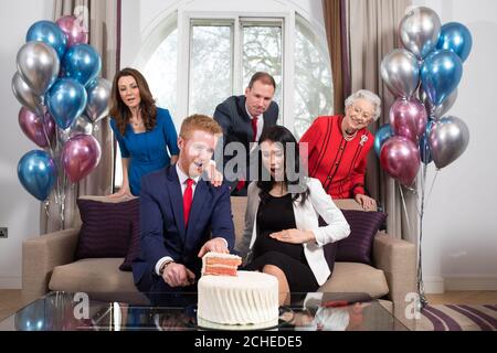 EMBARGO AL 0001 LUNEDI FEBBRAIO 25 EDITORIALE USE ONLY Royal Family lookalikes annunciare le ultime previsioni di notizie del bambino di oggi come 'il Duca e Duchessa di Sussex' rivelare il loro prossimo bambino di sesso in una festa di rivelazione di genere organizzata da Ladbrokes, come il bookmaker annuncia probabilità di 8/11 per una ragazza ed evens per un ragazzo. Foto Stock