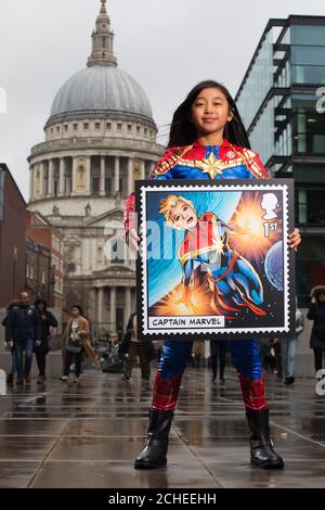 IMBARCO AL 0001 LUNEDI 4 MARZO USO EDITORIALE SOLO Holly Castillo, 11, vestito come Capitano Marvel sul Millennium Bridge a Londra, prima del numero Royal Mail della Marvel Comic Special Stamp, che sarà disponibile a partire dal 14 marzo. Foto Stock