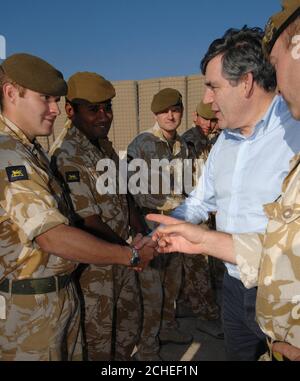 Il cancelliere britannico dello scacchiere Gordon Brown visita le truppe del primo Battaglione, il reggimento reale della principessa del Galles (PWRR), alla stazione aerea di Basra, nel sud dell'Iraq, dove ha annunciato almeno Â£100 milioni di nuovi aiuti per la ricostruzione. Foto Stock