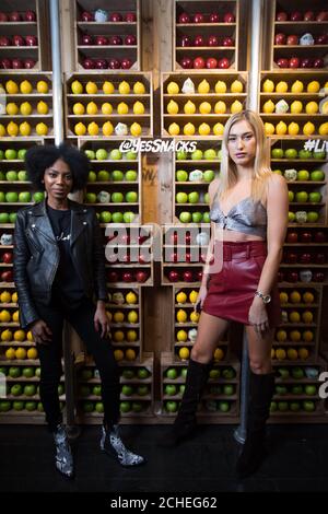 USO EDITORIALE SOLO Tonique Campbell (a sinistra) e Lilly Douse dal Bachelor all'apertura del Bar of YES!- un'esperienza di degustazione bendata a Soho, Londra per segnare il lancio del nuovo sì! snack bar. Foto Stock