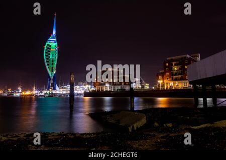 SOTTOPOSTO A EMBARGO PER DOMENICA 0001 MARZO 17 USO EDITORIALE SOLO la Emirates Spinnaker Tower di Portsmouth è illuminata verde da Tourism Ireland per celebrare il giorno di San Patrizio. Foto Stock