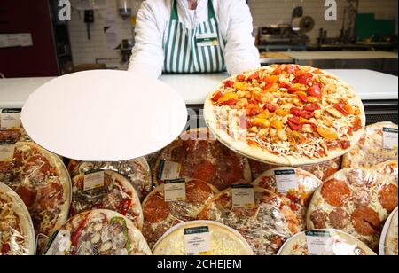 EDITORIALE SOLO PER USO Assistenza clienti Emilia Sliwinska presenta un nuovo vassoio di cartone per pizze, come Morrisons annuncia che sarà completamente la rimozione del polistirene da tutti i prodotti alimentari e bevande di marca nazionale, presso il Morrisons Colindale di Londra. Foto Stock