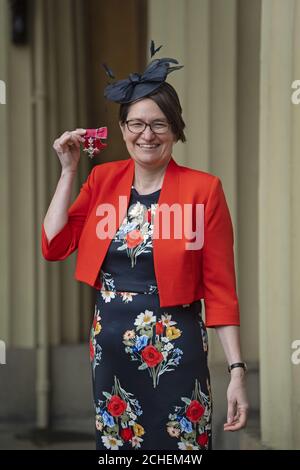 Helen Clarke con il suo MBE per i servizi a Girlguiding dopo una cerimonia di investitura a Buckingham Palace, Londra. Foto Stock