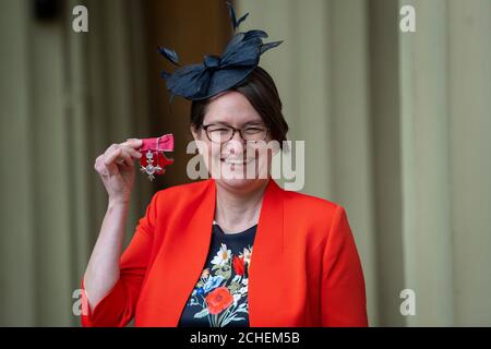 RITRASMISSIONE, correzione dell'onore a MBE. Helen Clarke con il suo MBE per i servizi a Girlguiding dopo una cerimonia di investitura a Buckingham Palace, Londra. Foto Stock