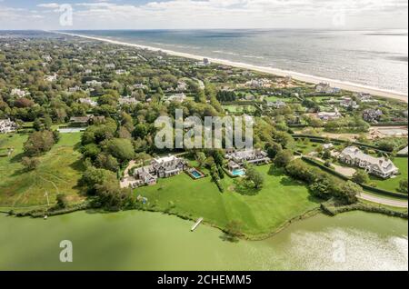 Vista aerea delle tenute vicino all'oceano a Southampton, NY Foto Stock