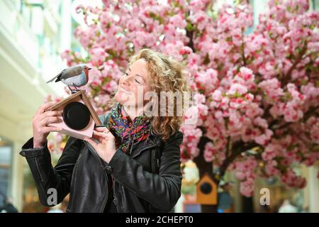 EDITORIALE USE ONLY Kate Humble lancia una nuova iniziativa al Trafford Centre di Manchester per riconnettere i visitatori con birdsong e rendere la loro esperienza di shopping più felice, con i suoni di dieci uccelli nativi britannici tra cui il ricattolo, il rapina e il nightingale. Foto Stock