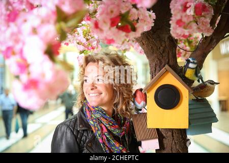 EDITORIALE USE ONLY Kate Humble lancia una nuova iniziativa al Trafford Centre di Manchester per riconnettere i visitatori con birdsong e rendere la loro esperienza di shopping più felice, con i suoni di dieci uccelli nativi britannici tra cui il ricattolo, il rapina e il nightingale. Foto Stock