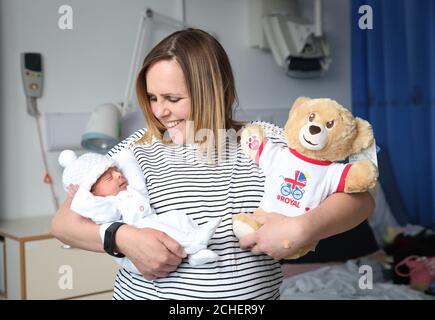 SOTTOPOSTO A EMBARGO IL 0001 MERCOLEDÌ 8 MAGGIO AD USO EDITORIALE SOLO Carmen Barrett di Petersfield, Con sua figlia Sienna Rose e un orso giocattolo al Royal Surrey County Hospital di Guildford, mentre il laboratorio Build-A-Bear celebra la nascita storica dell'ultimo re consegnando 1,000 orsi a nuovi-borni in 10 ospedali reali, infirmarie e unità di maternità in tutto il Regno Unito. Foto Stock