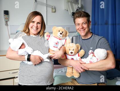 Carmen e Michael Barrett di Petersfield, con le loro figlie Sienna Rose (a sinistra) e Ava Grace e un orso giocattolo al Royal Surrey County Hospital di Guildford, mentre il laboratorio Build-A-Bear celebra la nascita storica dell'ultimo re consegnando 1,000 orsi a nuovi borni in 10 ospedali reali, Infirmarie e unità di maternità in tutto il Regno Unito. Foto Stock