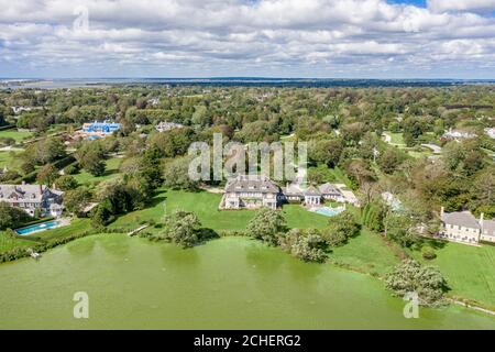 Vista aerea delle tenute vicino all'oceano a Southampton, NY Foto Stock