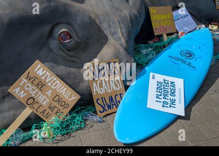 I Surfers Against Sewater, attivisti del gruppo d'azione ambientale, portano al Parlamento una creatura marina di 15 piedi per chiedere ai parlamentari di firmare l'impegno Ôunknown GenerationSea per proteggere l'oceano dall'inquinamento plastico e dalla crisi climatica durante la Giornata mondiale dell'ambiente di Londra. Foto Stock