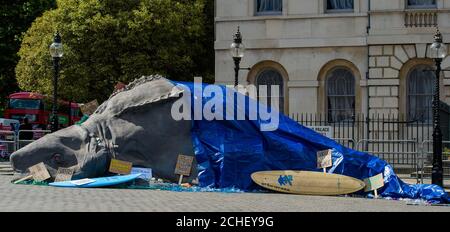 I Surfers Against Sewater, attivisti del gruppo d'azione ambientale, portano al Parlamento una "creatura marina sconosciuta" di 15 metri per chiedere ai parlamentari di firmare l'impegno GenerationSea per proteggere l'oceano dall'inquinamento plastico e dalla crisi climatica durante la Giornata mondiale dell'ambiente di Londra. Foto Stock