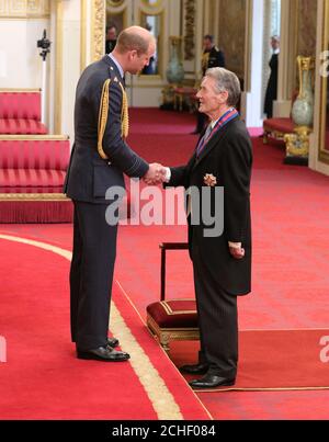 Sir Michael Palin di Londra dopo essere stato reso comandante cavaliere dell'Ordine di San Michele e San Giorgio dal Duca di Cambridge durante una cerimonia di investitura a Buckingham Palace, Londra. Foto Stock