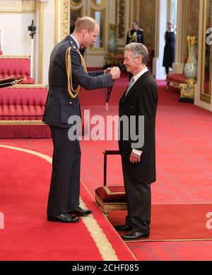 Sir Michael Palin di Londra è stato reso Cavaliere Comandante dell'Ordine di San Michele e San Giorgio dal Duca di Cambridge durante una cerimonia di investitura a Buckingham Palace, Londra. Foto Stock