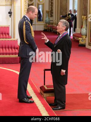 Sir Michael Palin di Londra dopo essere stato reso comandante cavaliere dell'Ordine di San Michele e San Giorgio dal Duca di Cambridge durante una cerimonia di investitura a Buckingham Palace, Londra. Foto Stock