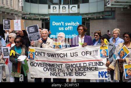 I manifestanti protestano al di fuori della BBC Broadcasting House a Portland Place, Londra, per protesta contro la decisione della società di provare la licenza TV per gli anziani a partire dal giugno 2020. Foto Stock